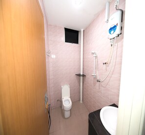 Deluxe Double Room | Bathroom | Shower, bidet, towels, toilet paper - OYO 90902 Hotel Desa Murni (Kuala Terengganu)