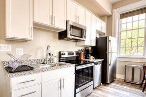 Fridge, microwave, oven, stovetop - Exquisite Alexandria West 1BR w/ W/D, nr Metrorail, by Blueground (Northern Virginia)