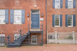 Exterior - Exquisite Alexandria West 1BR w/ W/D, nr Metrorail, by Blueground (Northern Virginia)