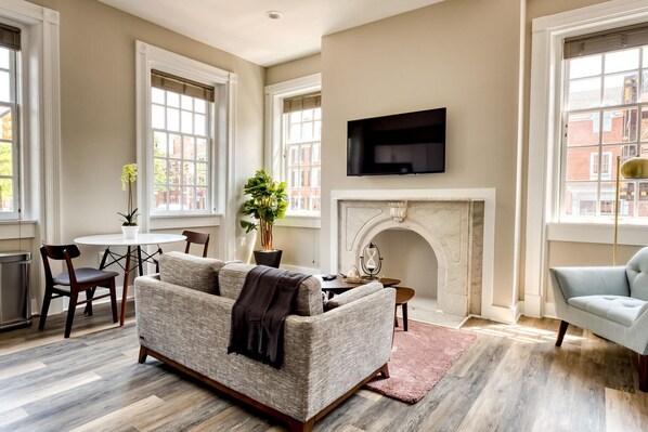 TV - Exquisite Alexandria West 1BR w/ W/D, nr Metrorail, by Blueground (Northern Virginia)