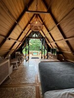 标准别墅, 1 张特大床, 泳池景观 | 办公桌、免费 WiFi、床单