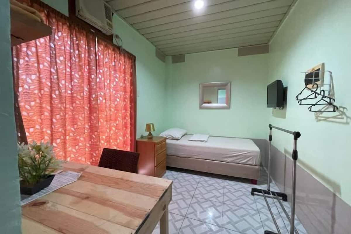 WiFi (free), bed sheets