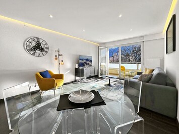 A luminous dining room and a comfortable lounge with bay window giving access to a balcony with open views.