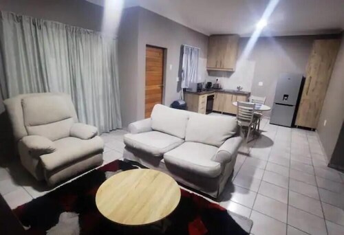 Qiloane Court: 2 Bed Apartment