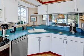 Fridge, microwave, oven, stovetop - Newly-renovated beautiful spacious Condo w/ fabulous mountain & golf course view (Waikoloa Village)