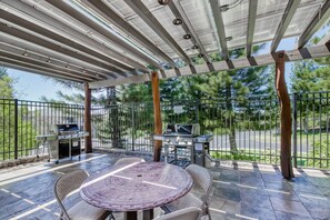 Outdoor dining - Newly-renovated beautiful spacious Condo w/ fabulous mountain & golf course view (Waikoloa Village)