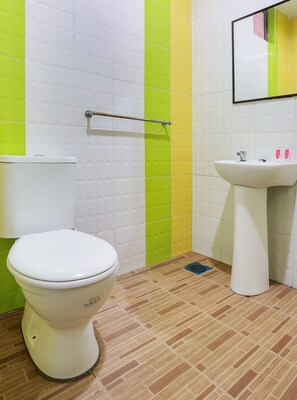 Shower, towels, toilet paper - OYO 44094 Bangi Lanai Hotel (Bandar Baru Bangi)