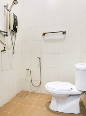 Shower, towels, toilet paper - OYO 44094 Bangi Lanai Hotel (Bandar Baru Bangi)