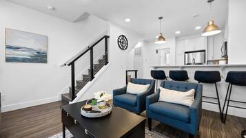 Télévision, cheminée, espaces bureaux