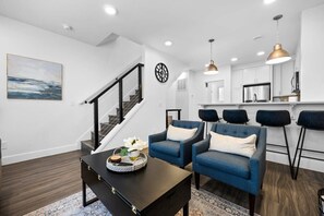 Télévision, cheminée, espaces bureaux