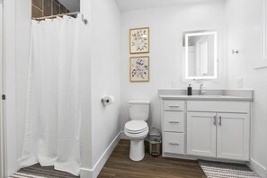 Dusj, hårføner og sjampo