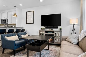 Televisie, een open haard en een kantoor