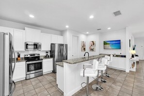 Geladeira, micro-ondas, cooktop, cafeteira/chaleira