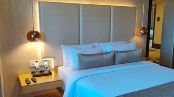 Club Room | Minibar, iron/ironing board, free WiFi, bed sheets