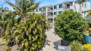 Exterior - 2-Bed near Beach with BBQ & Stunning Ocean Views (Alexandra Headland)