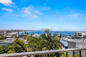 Property grounds - 2-Bed near Beach with BBQ & Stunning Ocean Views (Alexandra Headland)