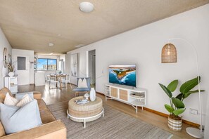 TV - 2-Bed near Beach with BBQ & Stunning Ocean Views (Alexandra Headland)