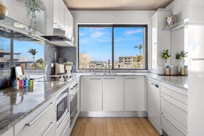 Fridge, microwave, oven, stovetop - 2-Bed near Beach with BBQ & Stunning Ocean Views (Alexandra Headland)