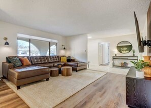 TV, caminetto, videogiochi, tavolo da calcetto