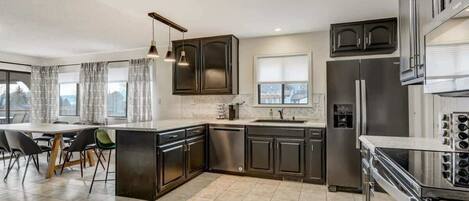 冰箱、微波炉、烤箱、炉灶