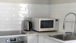 Geladeira grande, micro-ondas, fogão, lava-louças