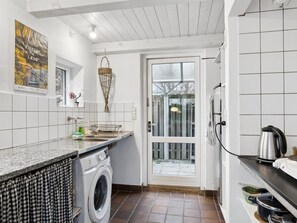 Kylskåp och grytor/köksredskap