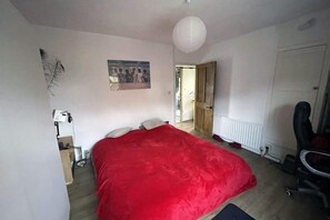 Basic House | 2 bedrooms - Spacious 2BD Terrace House W/garden - Dublin! (Dublin)