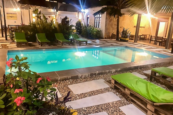 4 outdoor pools