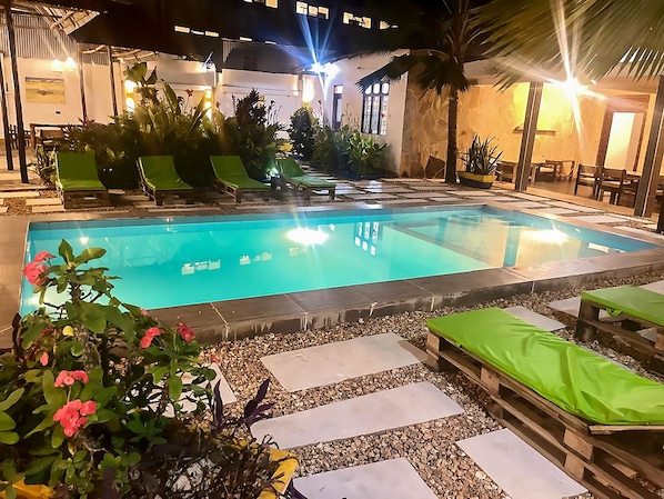 4 outdoor pools