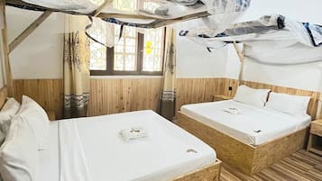 Standard-Vierbettzimmer | Hochwertige Bettwaren, kostenloses WLAN, Bettwäsche