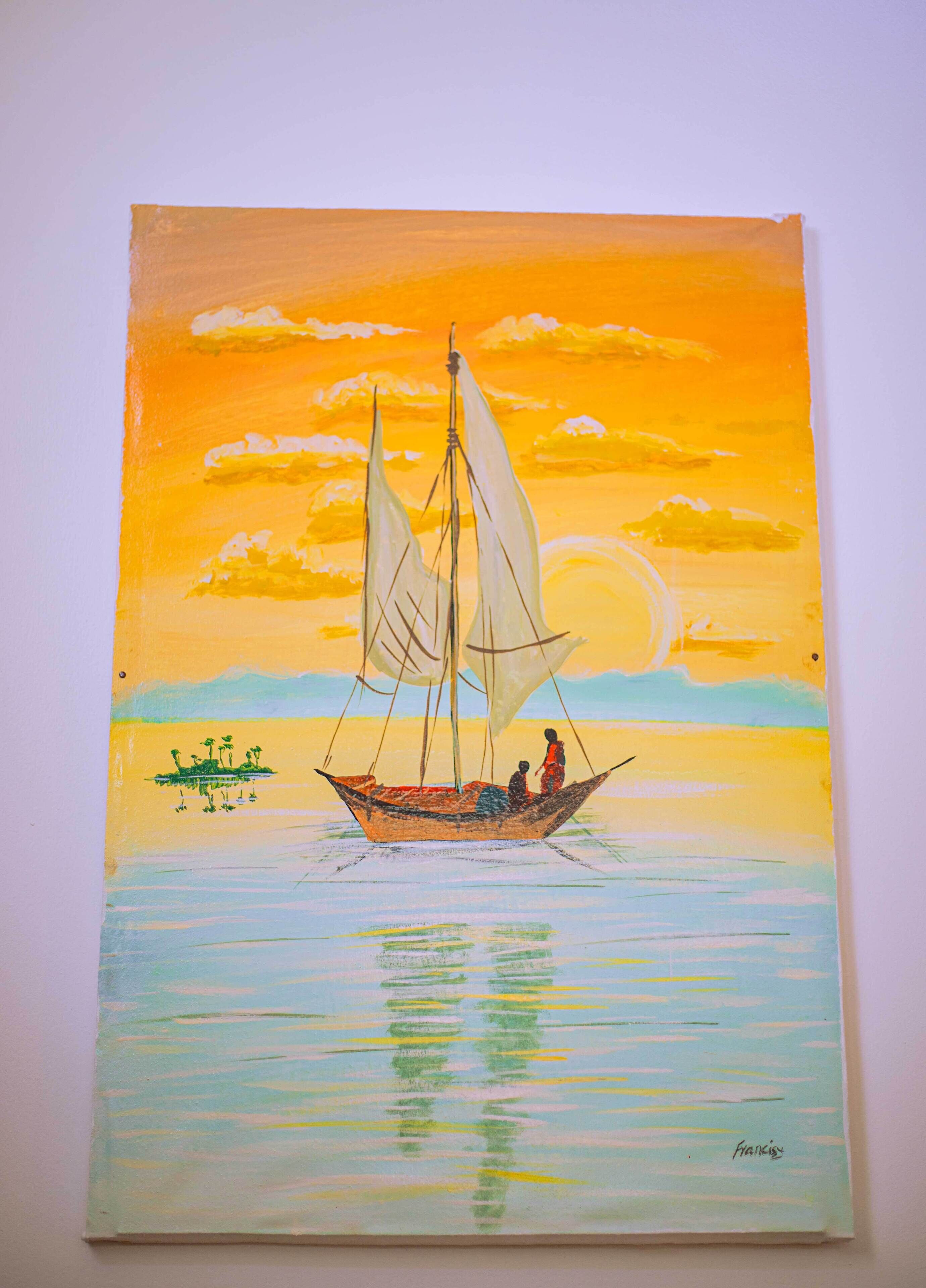 Een schilderij van een zeilboot op kalm water, met een zonsondergang op de achtergrond.
