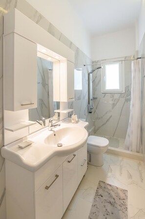Dusche, Haartrockner, Bidet, Handtücher