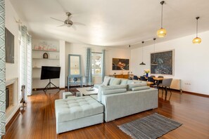 Smart TV, fireplace