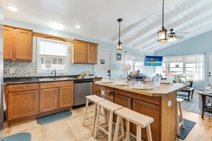 Réfrigérateur, micro-ondes, lave-vaisselle, cafetière/bouilloire