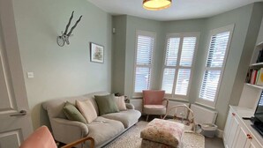 Basic House | Living area - Stunning 4BD House W/large Garden - Finsbury Park! (London)