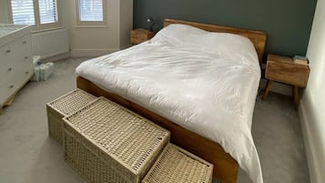 Basic House | 3 bedrooms, laptop workspace, iron/ironing board, bed sheets