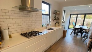 Basic House | Private kitchen - Stunning 4BD House W/large Garden - Finsbury Park! (London)