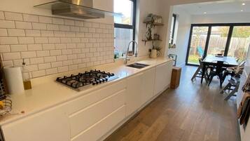 Basic House | Private kitchen | Fridge, microwave, oven, stovetop