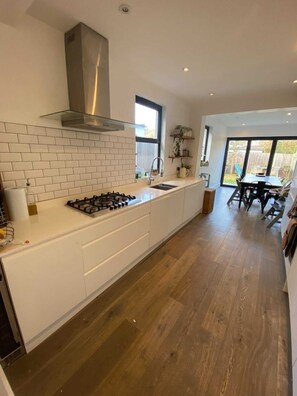 Casa básica | Cocina privada | Frigorífico, microondas, horno y placa de cocina