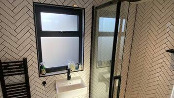 Basic House | Bathroom | Hair dryer, towels, soap, shampoo