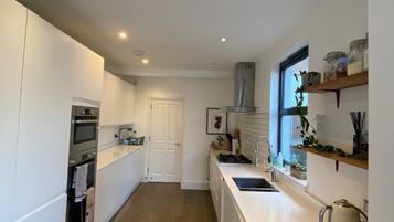 Basic House | Private kitchen | Fridge, microwave, oven, stovetop