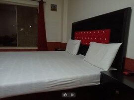 Quarto casal standard | Quartos à prova de som, ferros/tábuas de passar roupa, Wi-Fi de cortesia