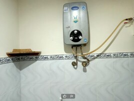 Quarto casal standard | Banheiro | Chuveiro, produtos de toalete de grife, toalhas de banho, sabonete