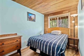 4 bedrooms, free WiFi - Fantastic Coastal Retreat in Wooded Setting, Pet Friendly, Short Walk to Beach, Huge Deck and Games (Cannon Beach)