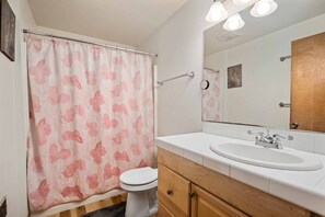 Shower, hair dryer, towels, shampoo - Fantastic Coastal Retreat in Wooded Setting, Pet Friendly, Short Walk to Beach, Huge Deck and Games (Cannon Beach)