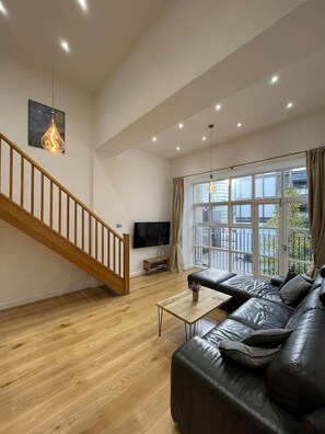 Basic Apartment | Living area - Stunning 3BD Maisonette W/balcony - Old Street! (London)