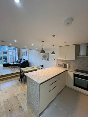Basic Apartment | Private kitchen - Stunning 3BD Maisonette W/balcony - Old Street! (London)