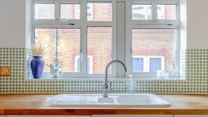 Basic Apartment | Bathroom | Hair dryer, towels, soap, shampoo - Spacious 3BD Flat - 14 Mins to Buckingham Palace! (London)