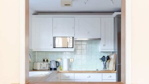 Basic Apartment | Private kitchen | Fridge, microwave, oven, stovetop - Spacious 3BD Flat - 14 Mins to Buckingham Palace! (London)