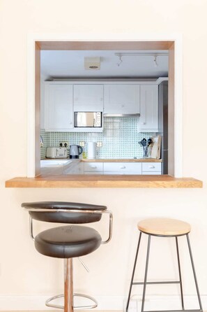 Apartamento básico | Cozinha privada | Geladeira, micro-ondas, fogão, cooktop